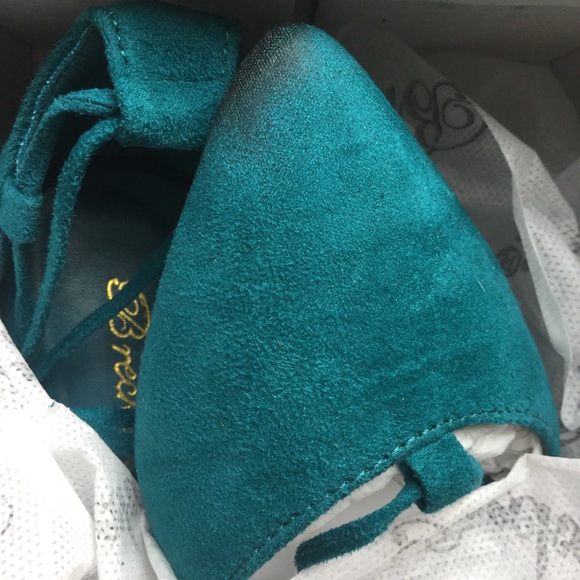 FREE WITH PURCHASE! {LAST1} ‘Elle’ Lace Up Flats - Picture 5 of 5